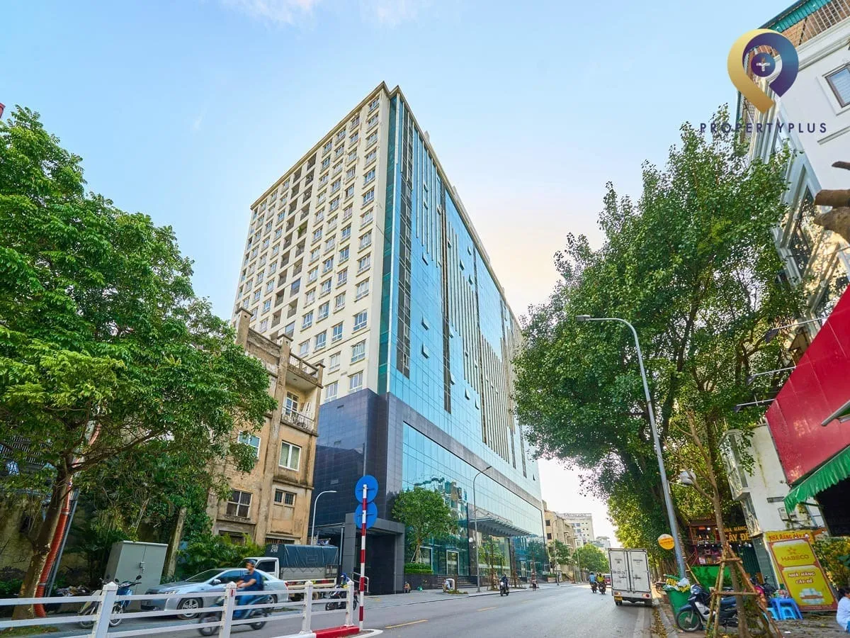 Toàn cảnh tòa nhà Discovery Central nhìn từ đường Trần Phú, Hà Nội.